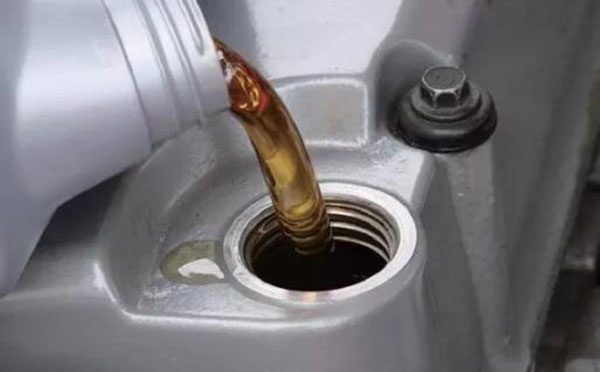 如何判斷挖機(jī)機(jī)油進(jìn)水，機(jī)油進(jìn)水怎么辦